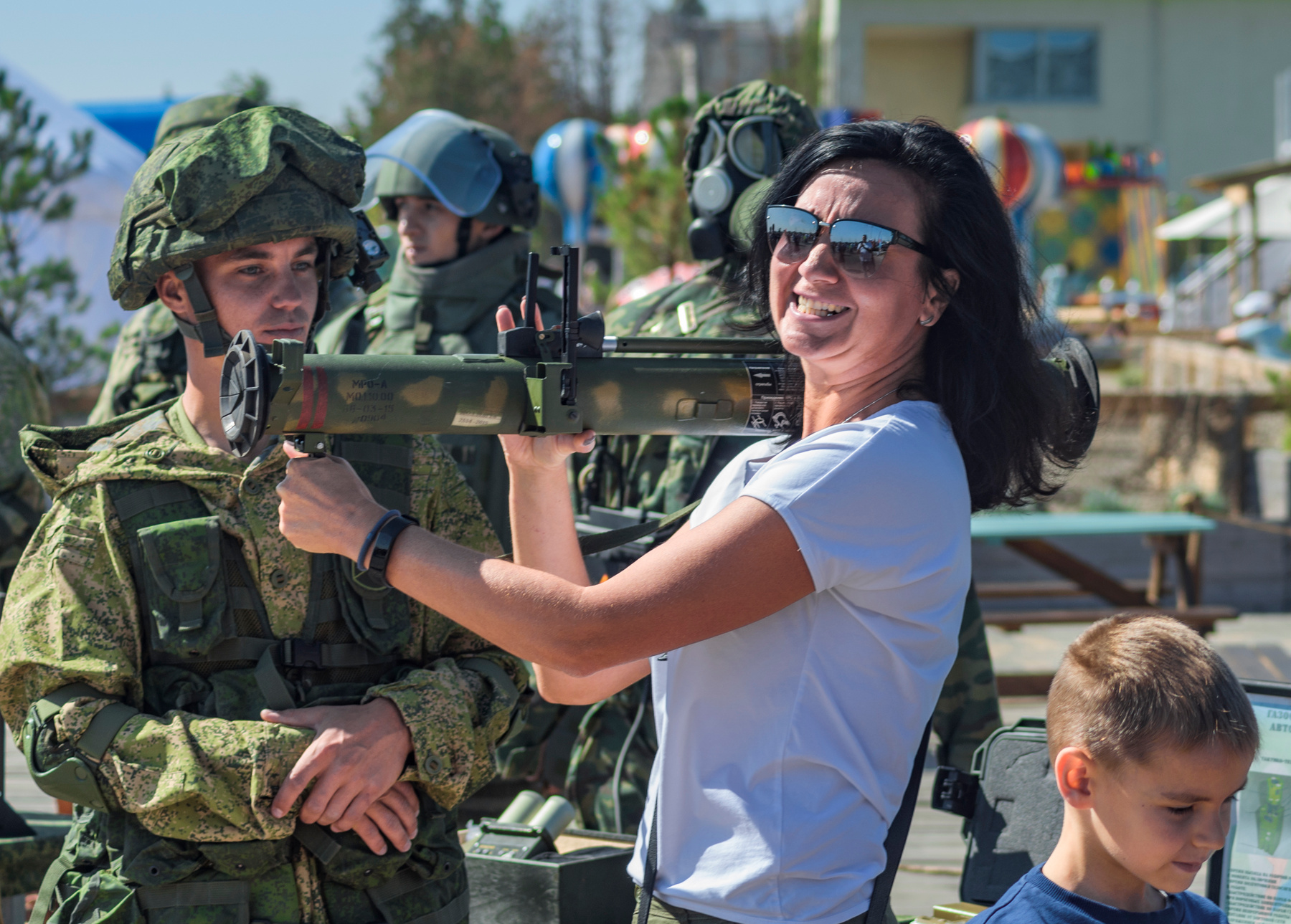 гранатомет ей к лицу гранатомет оружие дама женщина военая техника война