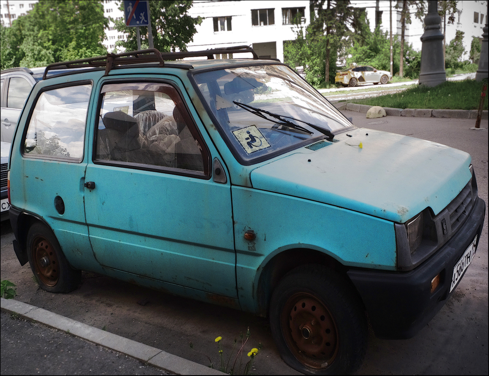Машинки моего двора (2). «ОКА» Серпуховской автомобильный  завод, конец 90-годов прошлого века; владелец  неизвестен; на вечной стоянке во дворе с 2017 г. (?) 
