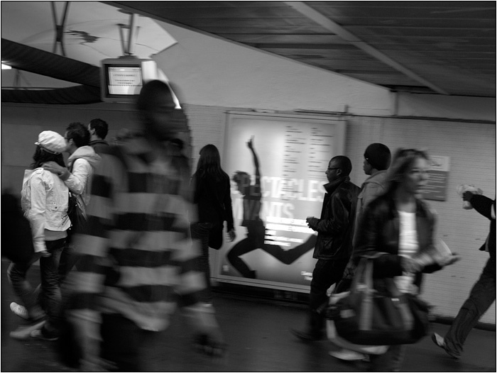 Париж. Утренний поток в метро paris