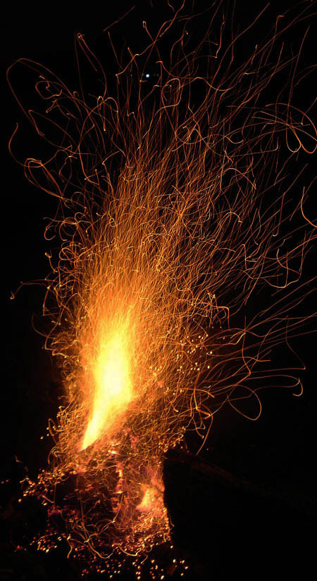 Lagerfeuer in die Nacht. река костёр ночь