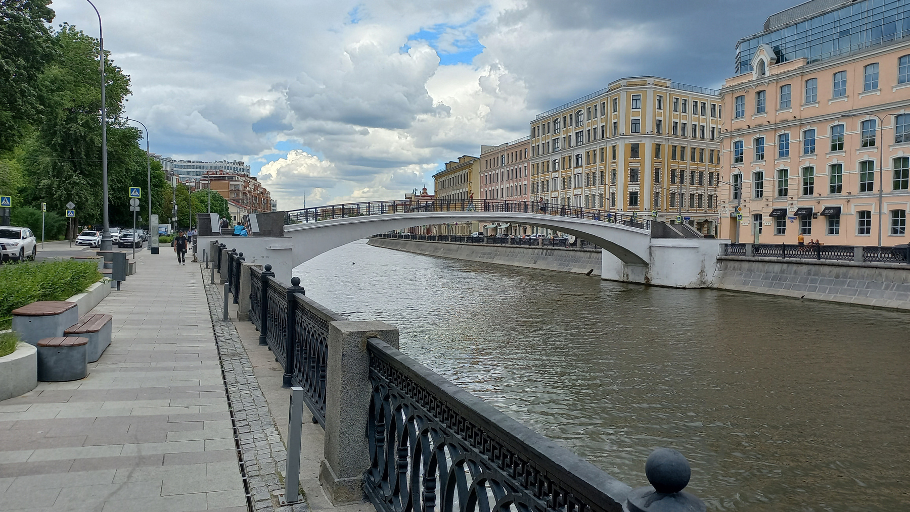 Вид на Зверев мост через Водоотводный Канал Москва