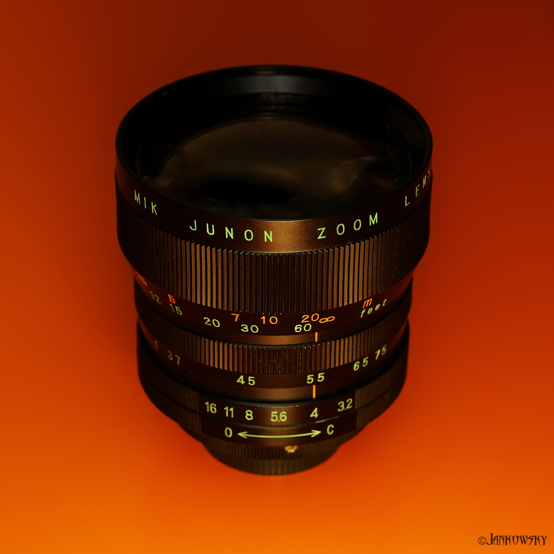 MIK JUNON 37-75mm F3.2 M42  объектив мировая загадка объектив редкость раритет коллекция фототехника предметное фото оранжевый фон