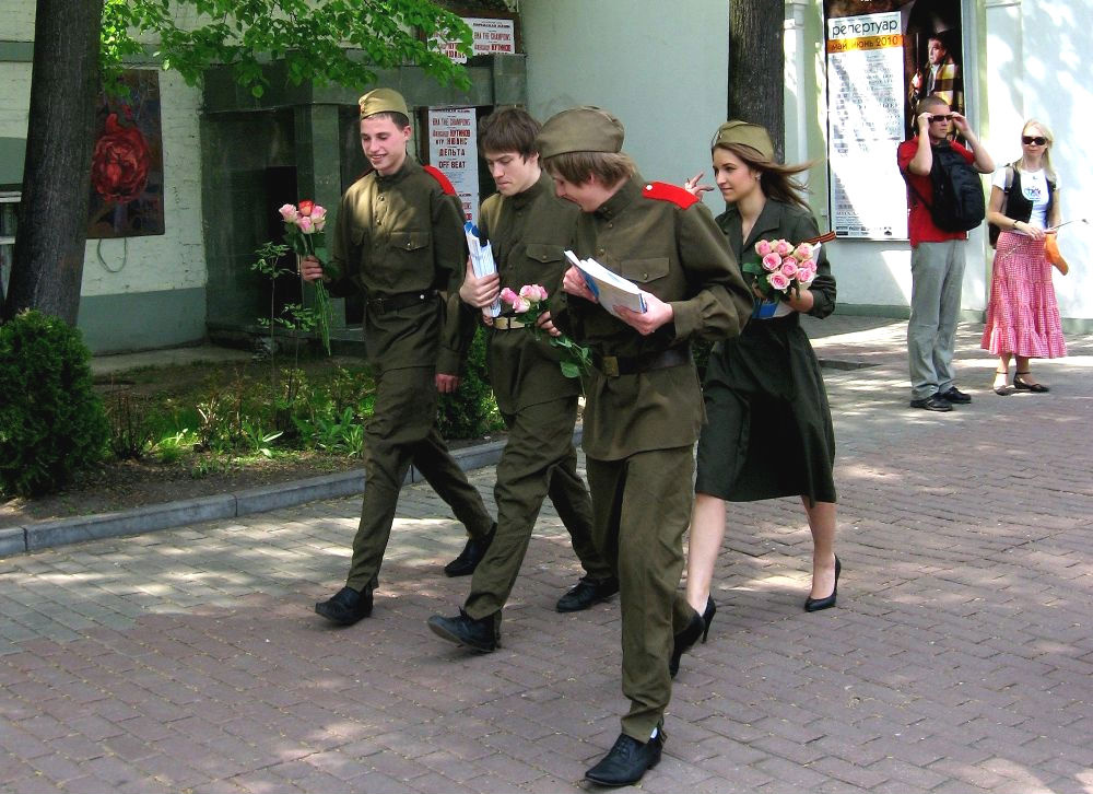Войне конец молодежь война форма цветы 