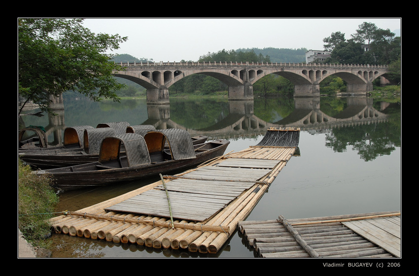 Город еще спит... * The city still sleeps ... Река горы лодки мост China  Vladimir Bugayev