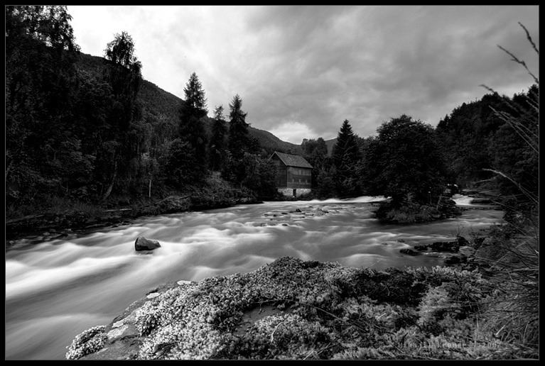 Про просвет над домиком и мостик над рекой Норвегия Согндал Sogndal