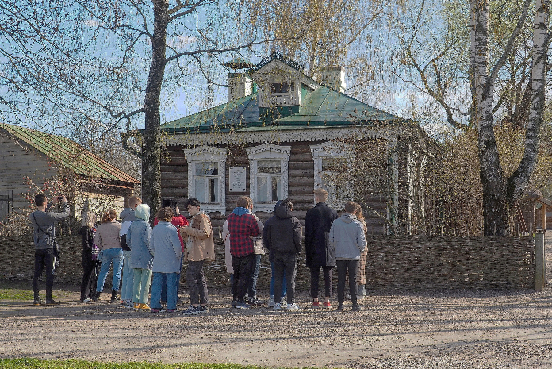 У дома С.Есенина в Константиново 