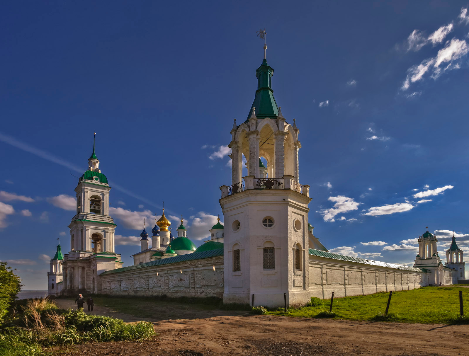 У стен Спасо-Яковлевского монастыря. Ростов Великий