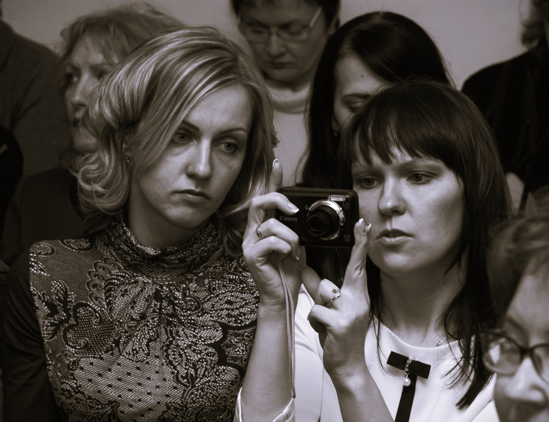 Валерия Травина и ее коллега изучают цифровую фототехнику Валерия Травина жанр репортаж