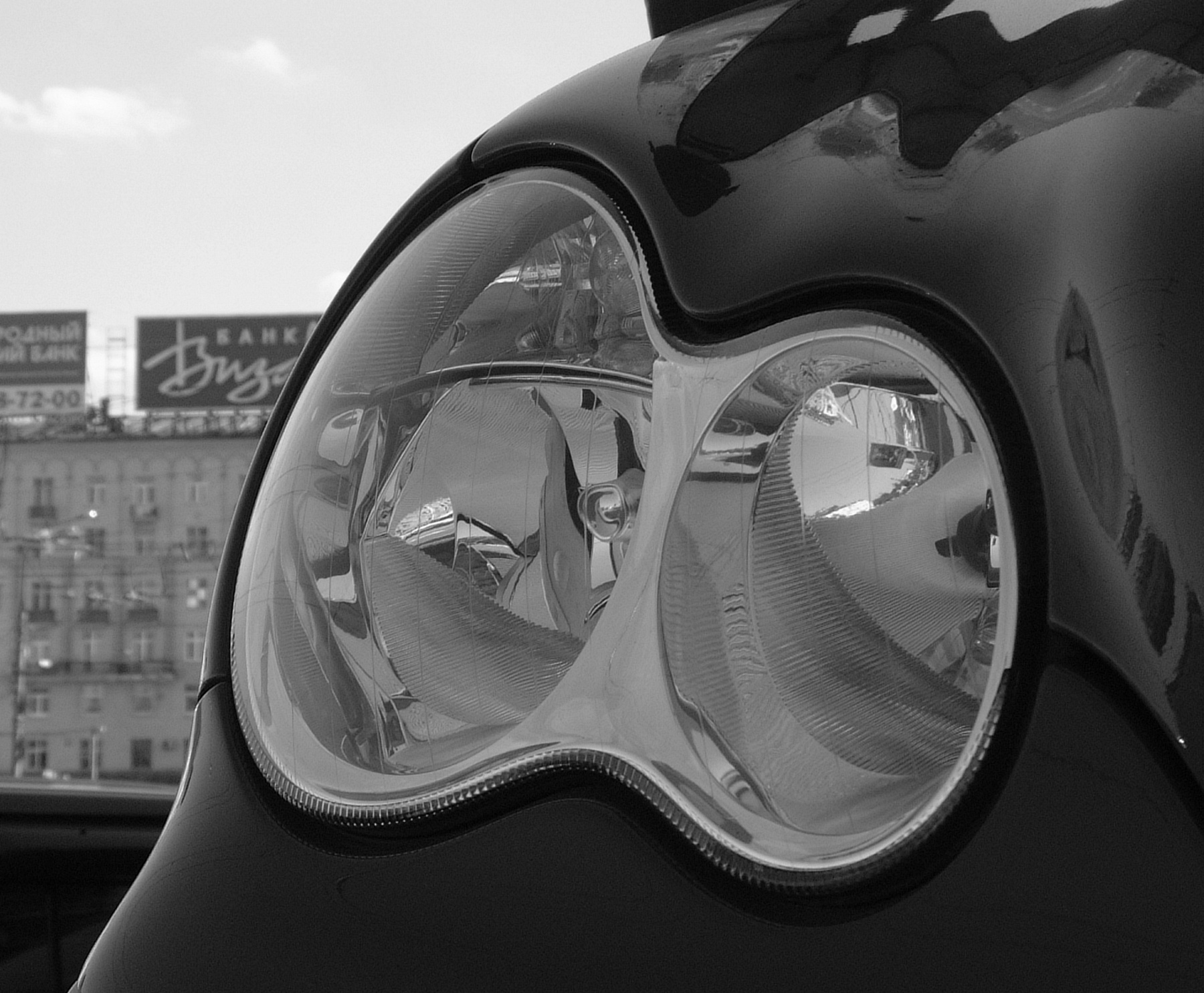 Сложная фара у авто 