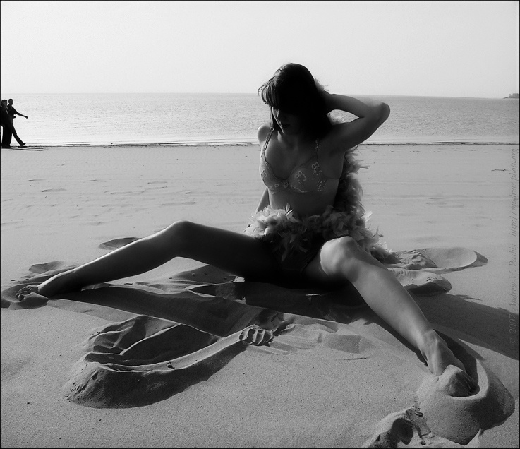 ЖЕНЩИНЫ УМНЕЕ МУЖЧИН: Beach Walking: Hair Meditation on Sand девушка побережье прогулка волосы женщина ум мужчина голова ноги медитация песок 2998715