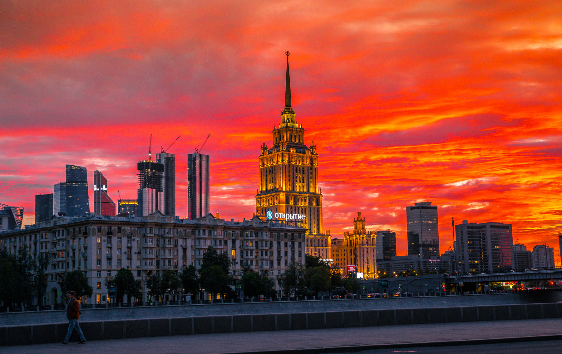 Жаркий закат над городом Москва Moscow