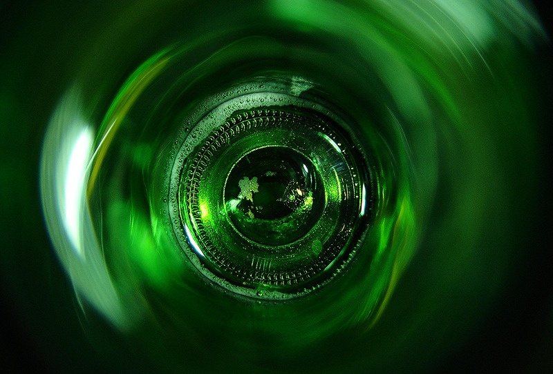 Tuborg green изнутри пиво бутылка макро пузыри выпивка tuborg green зеленый