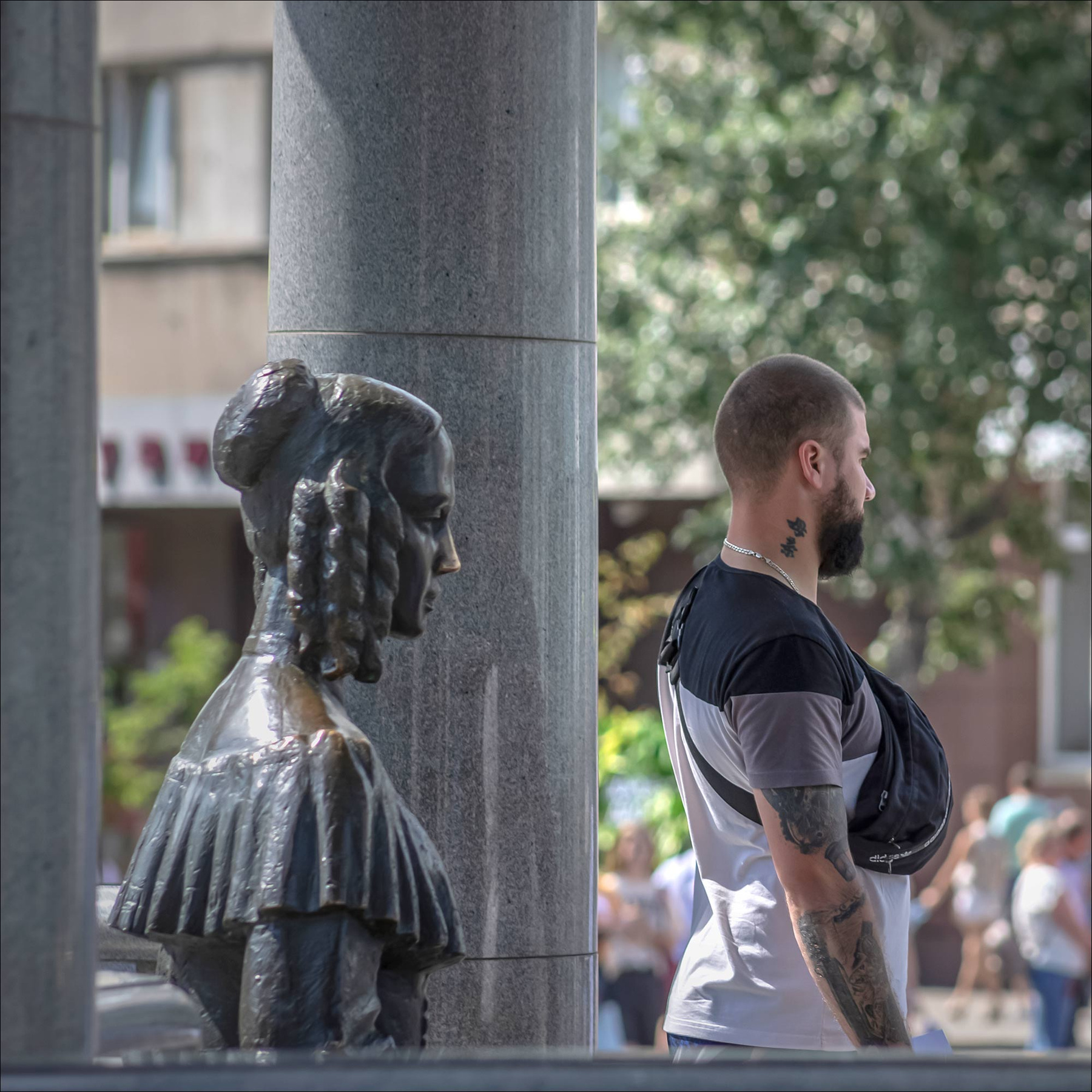 ПОСТ город памятник часовые мужчина