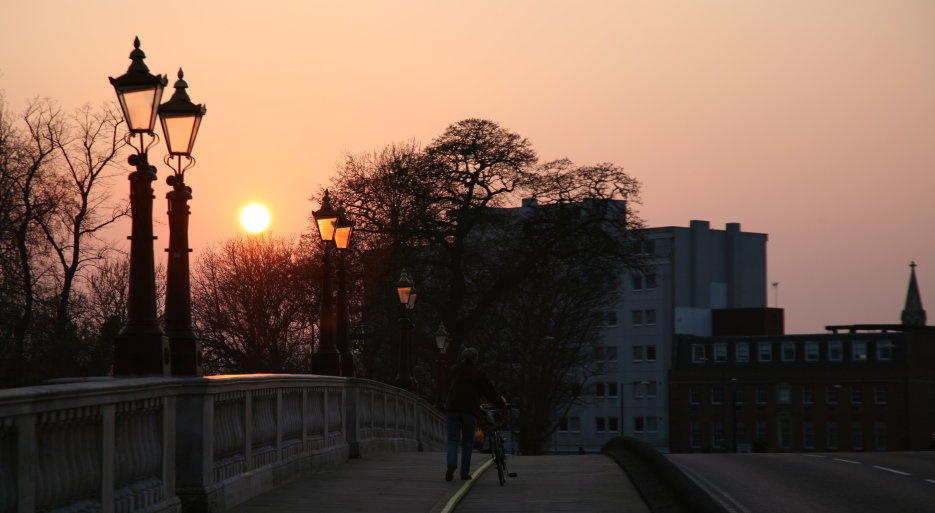 Kingston bridge 2007. Pokatilosy solnce spaty.
