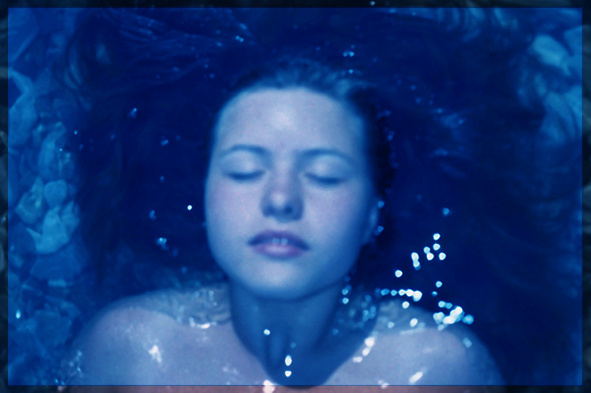 deep blue море вода девушка