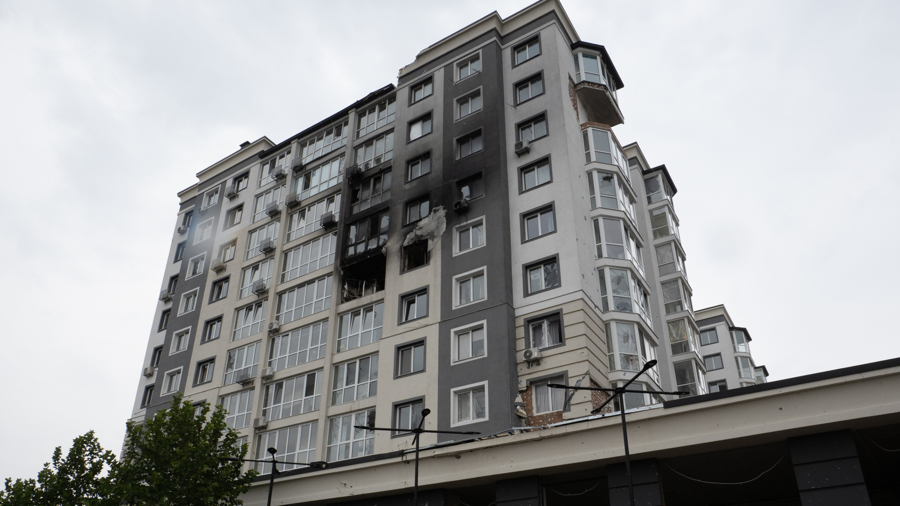 Поврежденный ЖК в Киевской области 