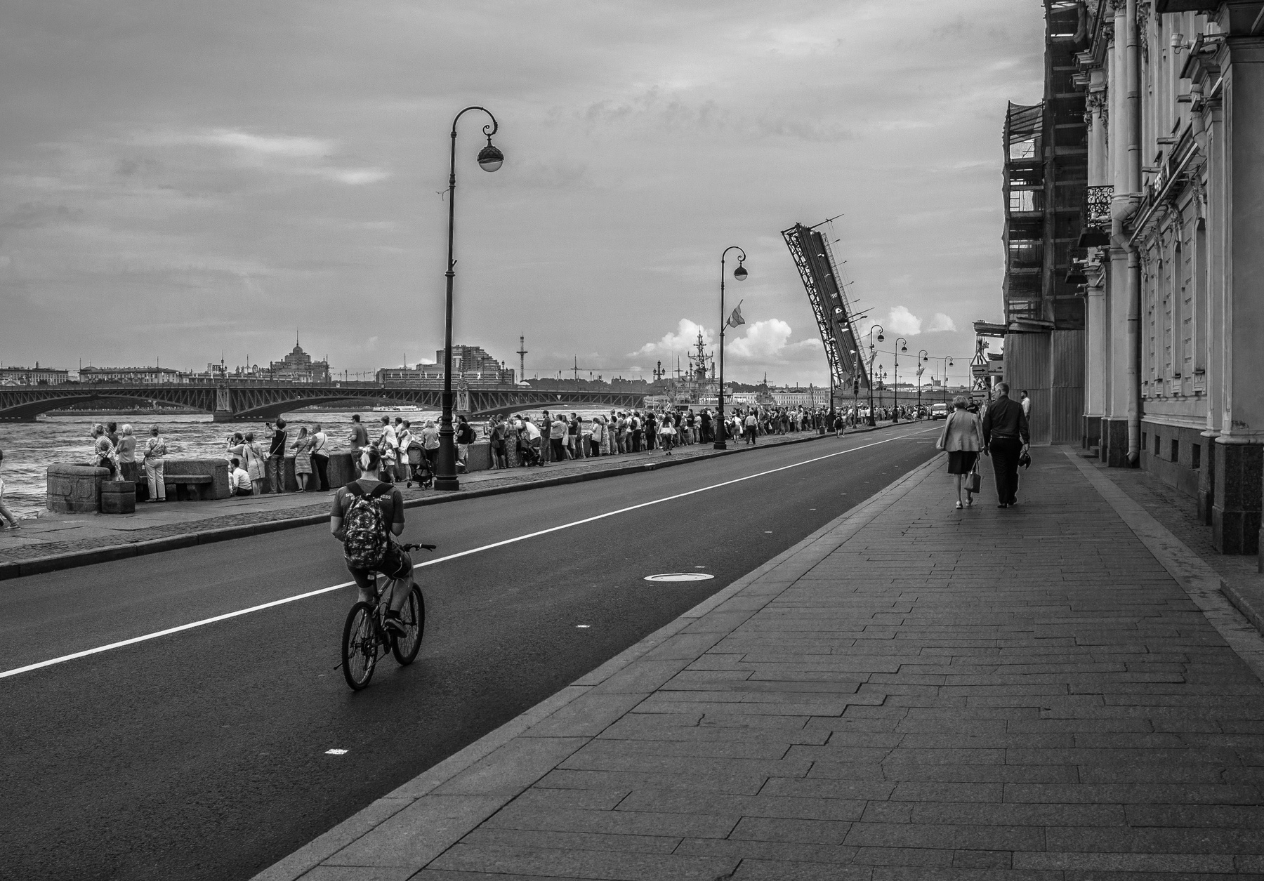 Разведенный Троицкий мост. Петербург Троицкий мост репетиция парада