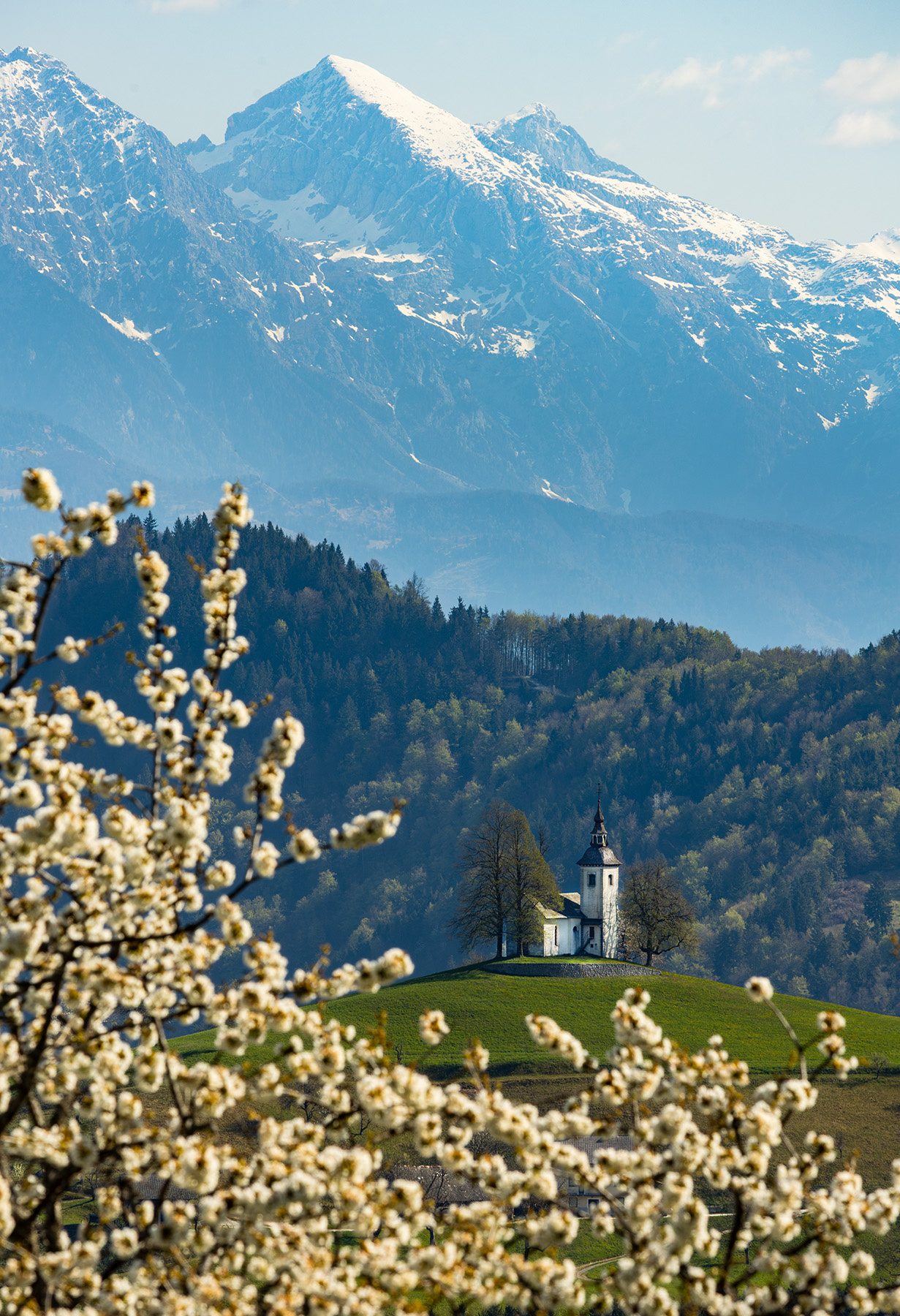 Весна словения шкофья-лока альпы пейзаж церковь slovenia alps skofjalika church