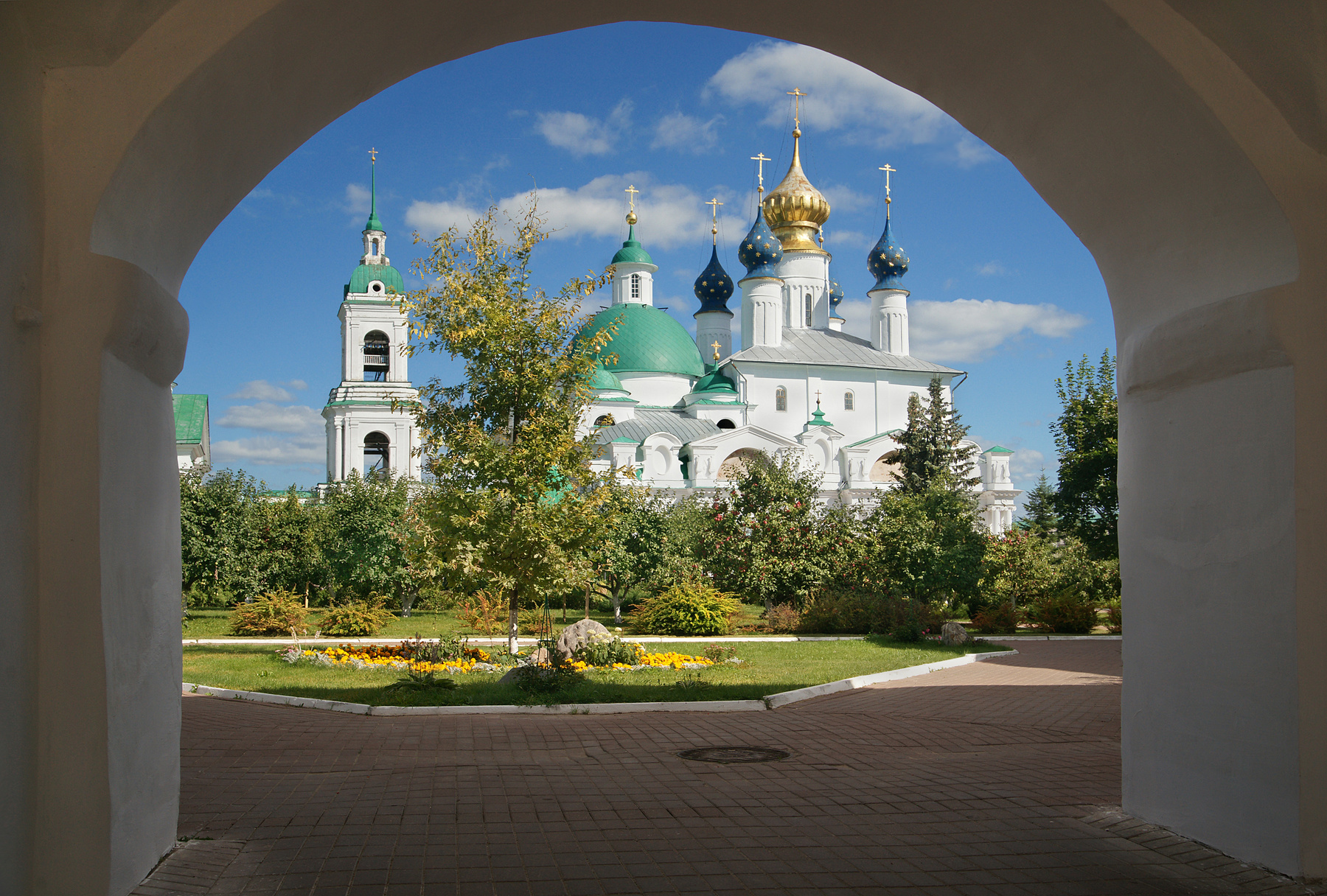 Спасо-Яковлевский монастырь Россия Ростов-Великий архитектура Спасо-Яковлевский монастырь арка двор собор храм церковь православие культура история