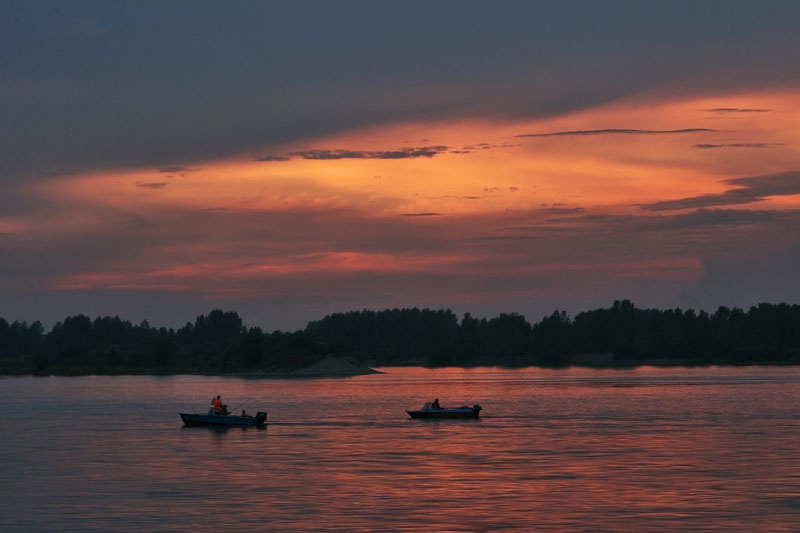 плыть по течению закат, лодки, течение, набережная, вода, люди