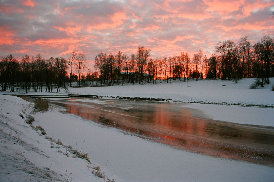 Застыла... зима, река, зарево