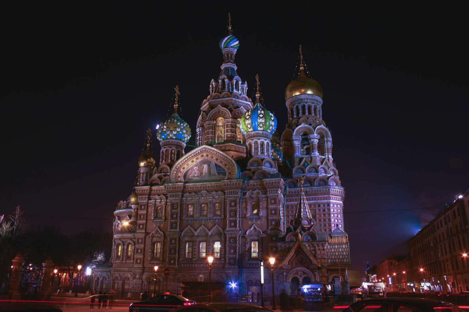 Спас на крови и стеснительная луна 