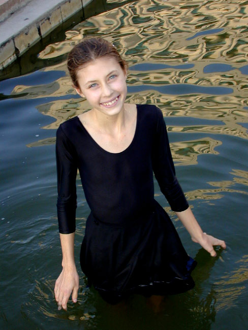 Sashsa купается в юбке Sasha