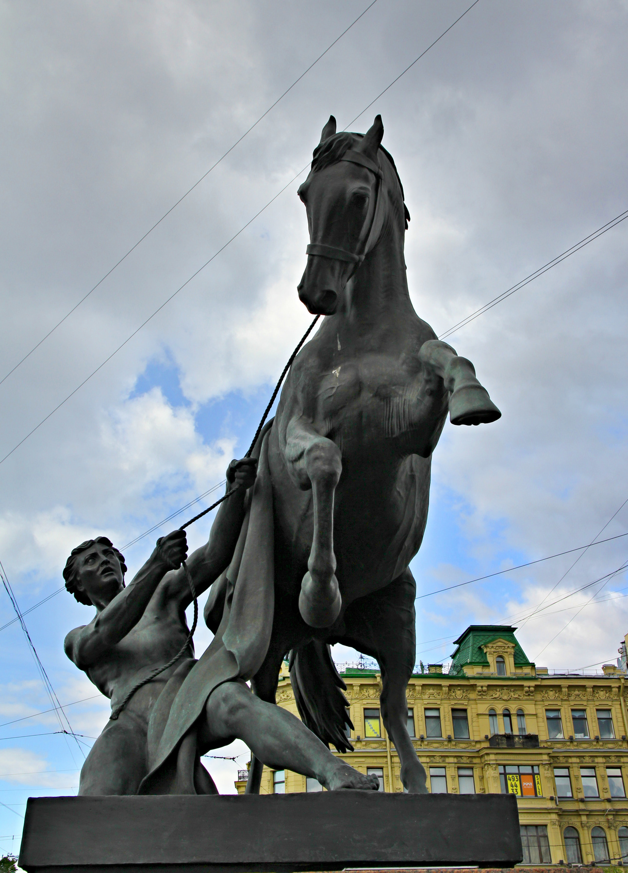 Юноша, осаживающий коня Аничков мост Санкт-Петербург.Скульптурные группы Укрощение коня человеком .Третья группа Юноша осаживающий барон Пётр Карлович Клодт скульптор Невский проспект