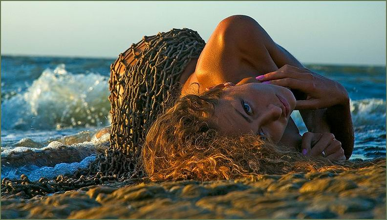купание южнокубанской девушки в Азовском море за 15 мин до заката. 