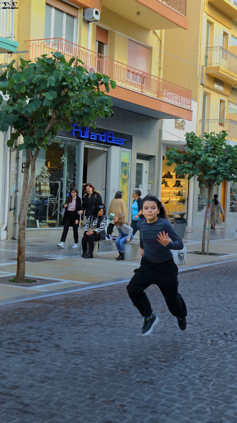 THE FLYING GIRL 