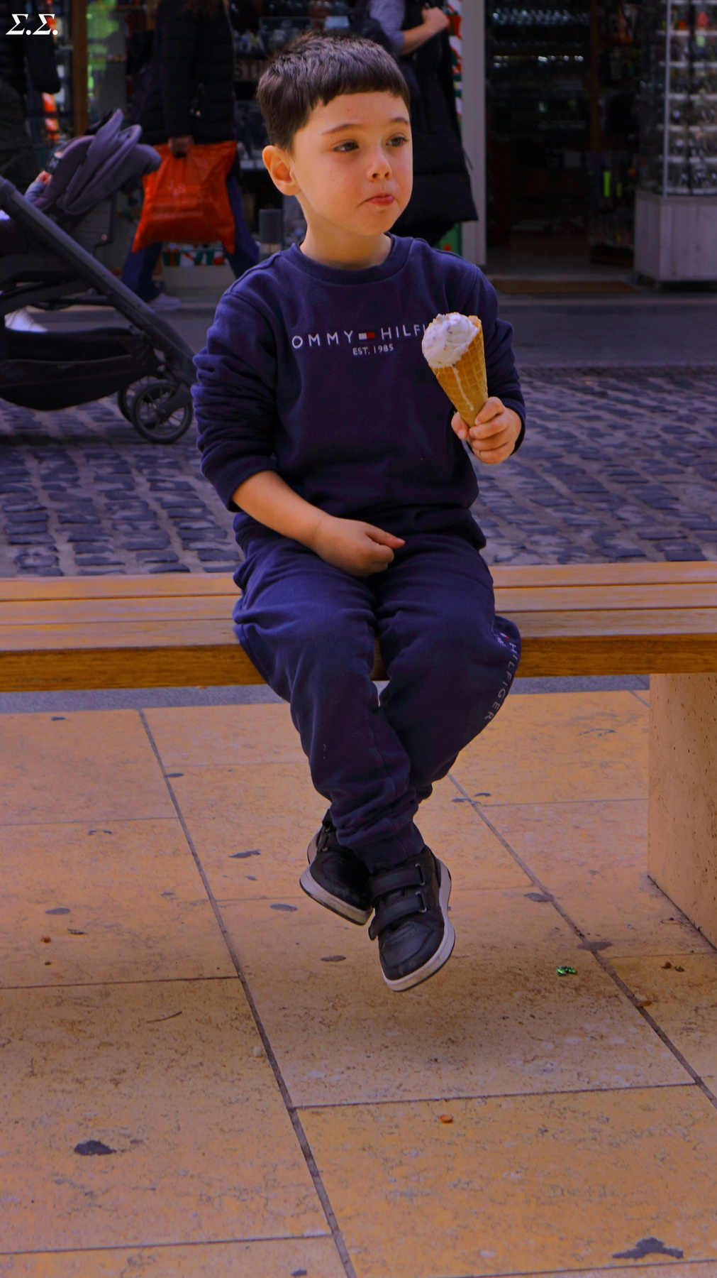 BOY WITH ICECREAM 