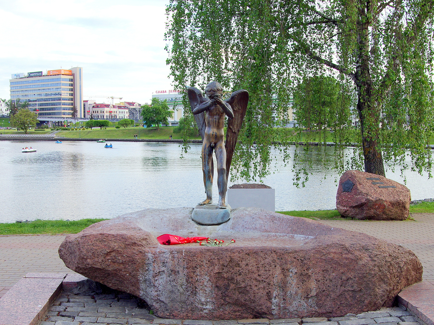 Бронзовая фигурка Плачущего Ангела на Острове слез. Минск. Беларусь. Бронзовая фигурка Плачущего Ангела на Острове слез