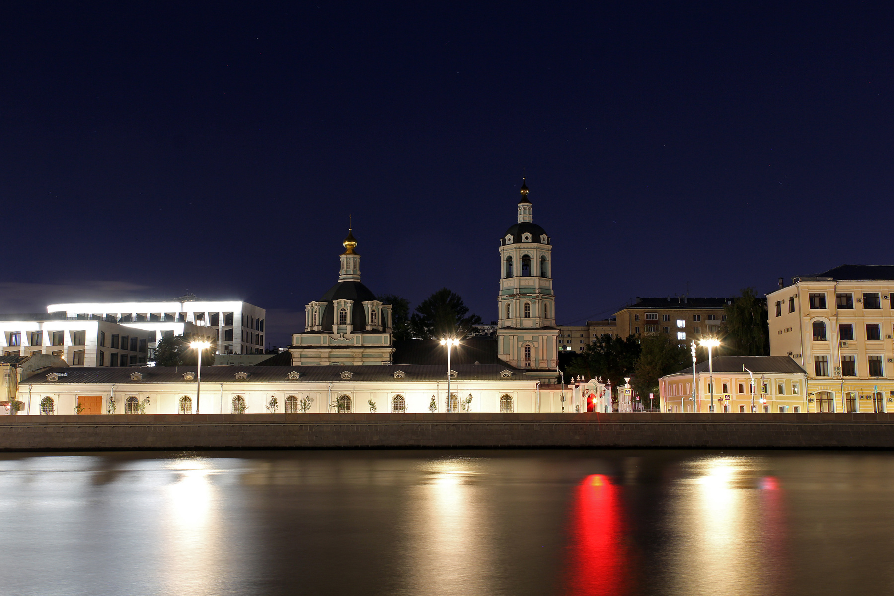 Москва. Церковь Николая Мирликийского в Заяицком. Россия Москва Храм Ночной город Набережная
