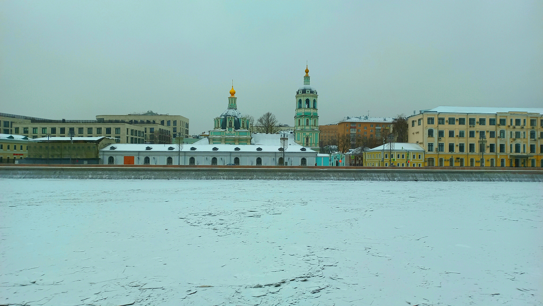 Вид на Раушскую набережную Москва