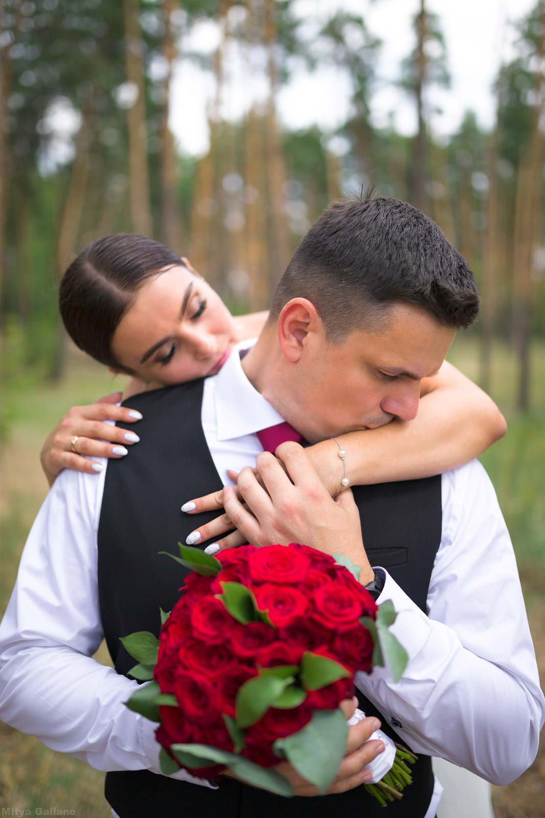 Теперь не отпущу mityagaliano mityagalianophotographer beautifulbride weddingdress weddingphoto weddingphotographer weddingideasbrides mityagalianoweddingphotographer фотографбелгород фотографмосква фотографкурск фотографпитер свадебныйфотографбелгород