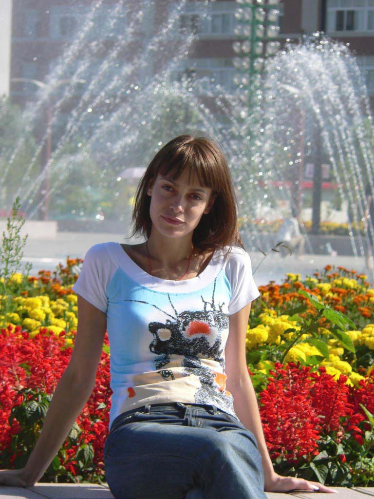 Девушка девушка Катя Китай фонтан цветы