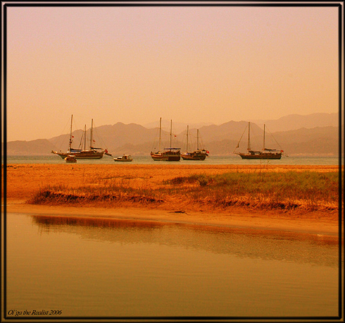 ...корабли и море... корабли, море, горы