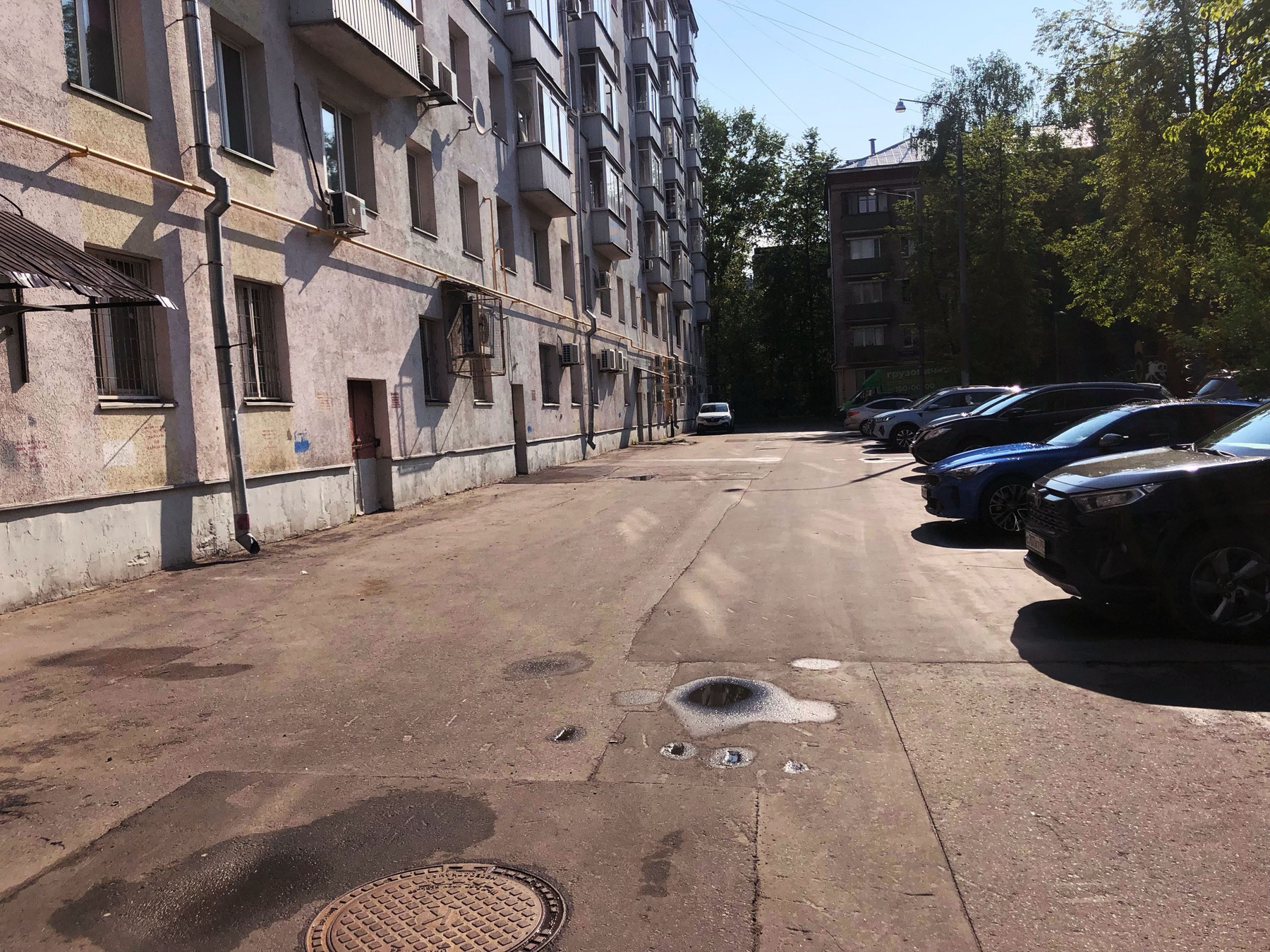 двор утром 