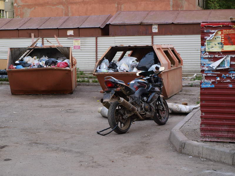 выбросили мотоцикл помойка