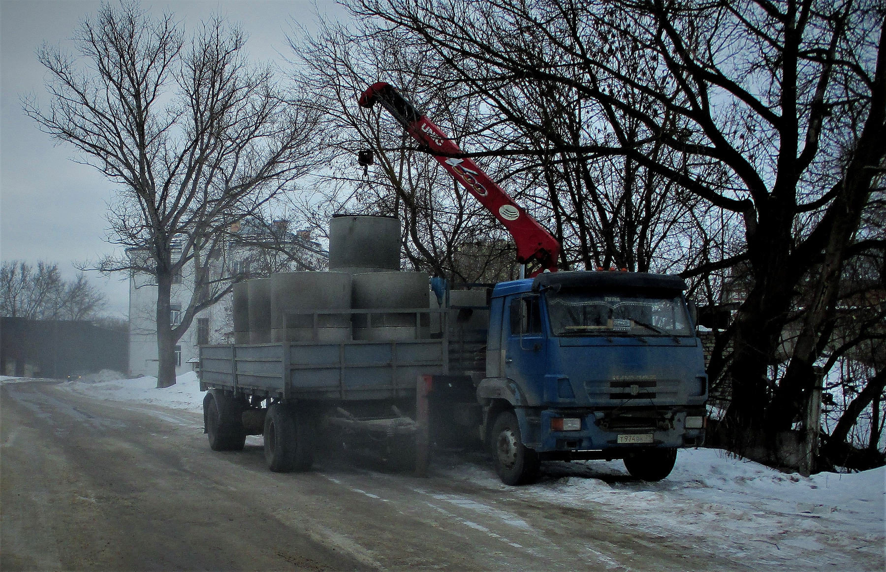 Воровайка КАМАЗ авто манипулятор улица город весна