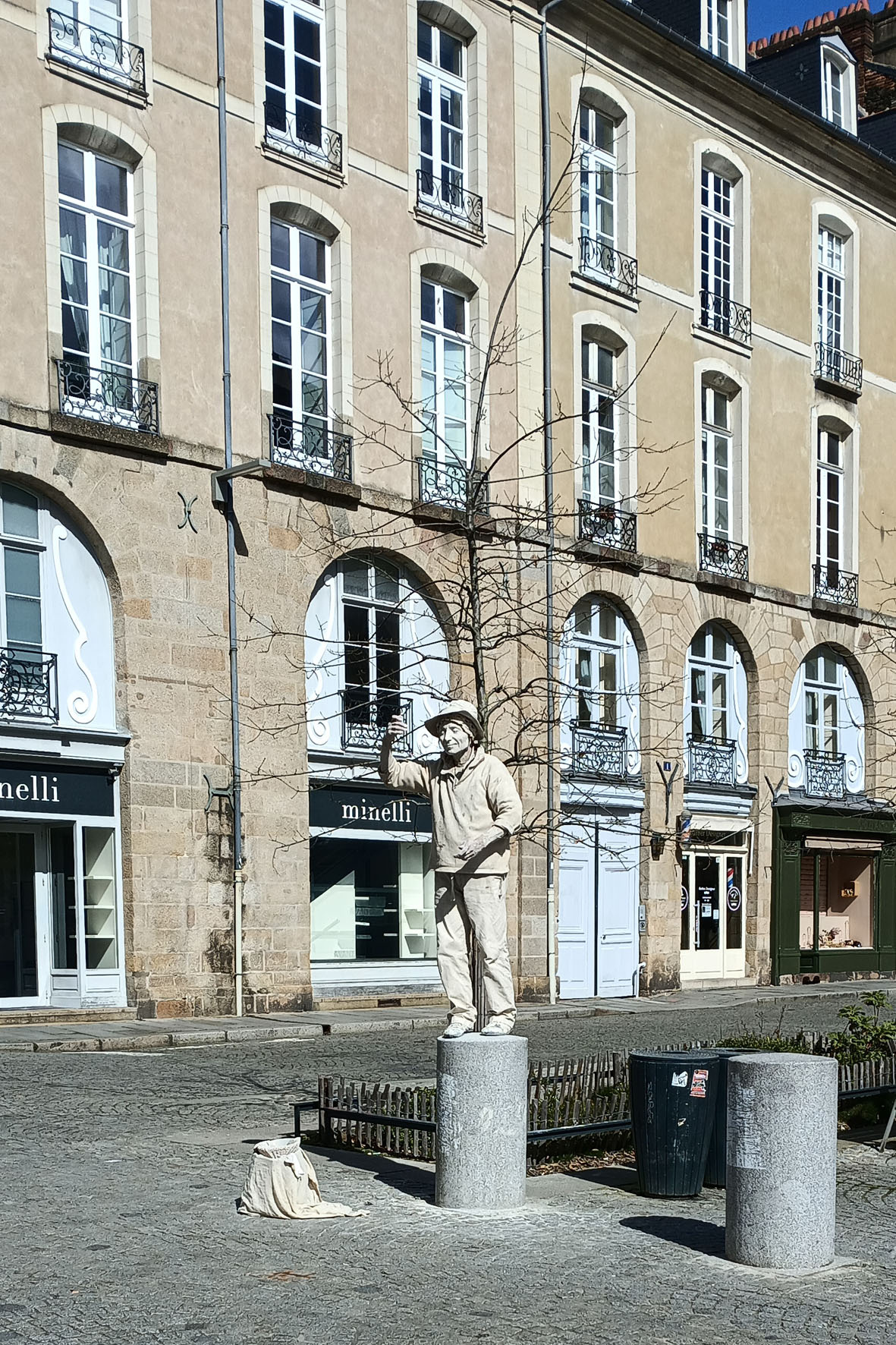 Слиться с городом Ренн Бретань Rennes мим