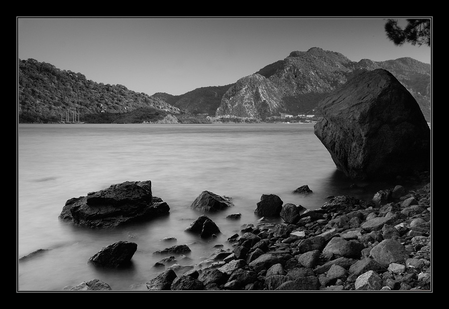 *** море камни и легкий бриз