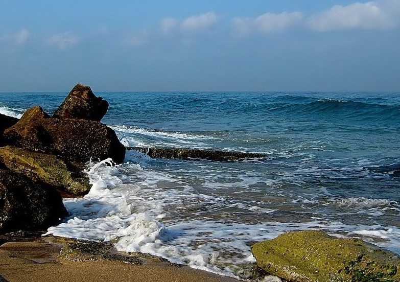 Средиземное море. Волны,пена,даль морская.