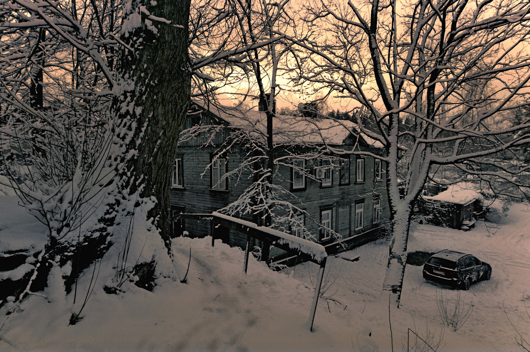 Зимнее утро. дом внизу.утро.январь 13.01.2025