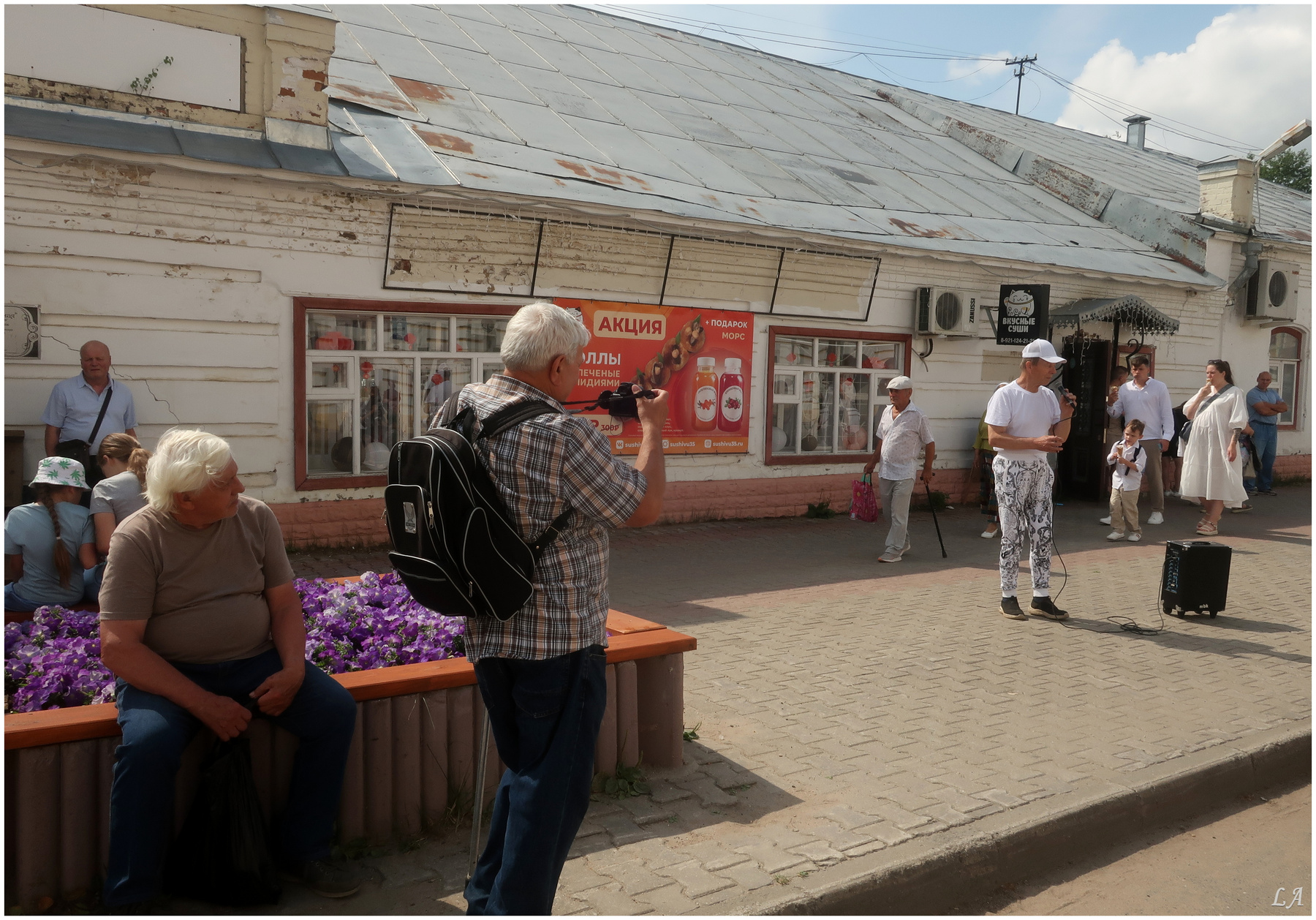 Фотограф ТворческийСоюз Снежный Лев Фототренер Александр Мамакин Фотография Путешествие Lihgra Advenyture фото Светланы Мамакиной Фотосайт Россия Великий Устюг провинция жанр улица мужчина фотосъёмка стрит лето июль
