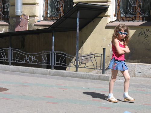 модница девочка двор дети