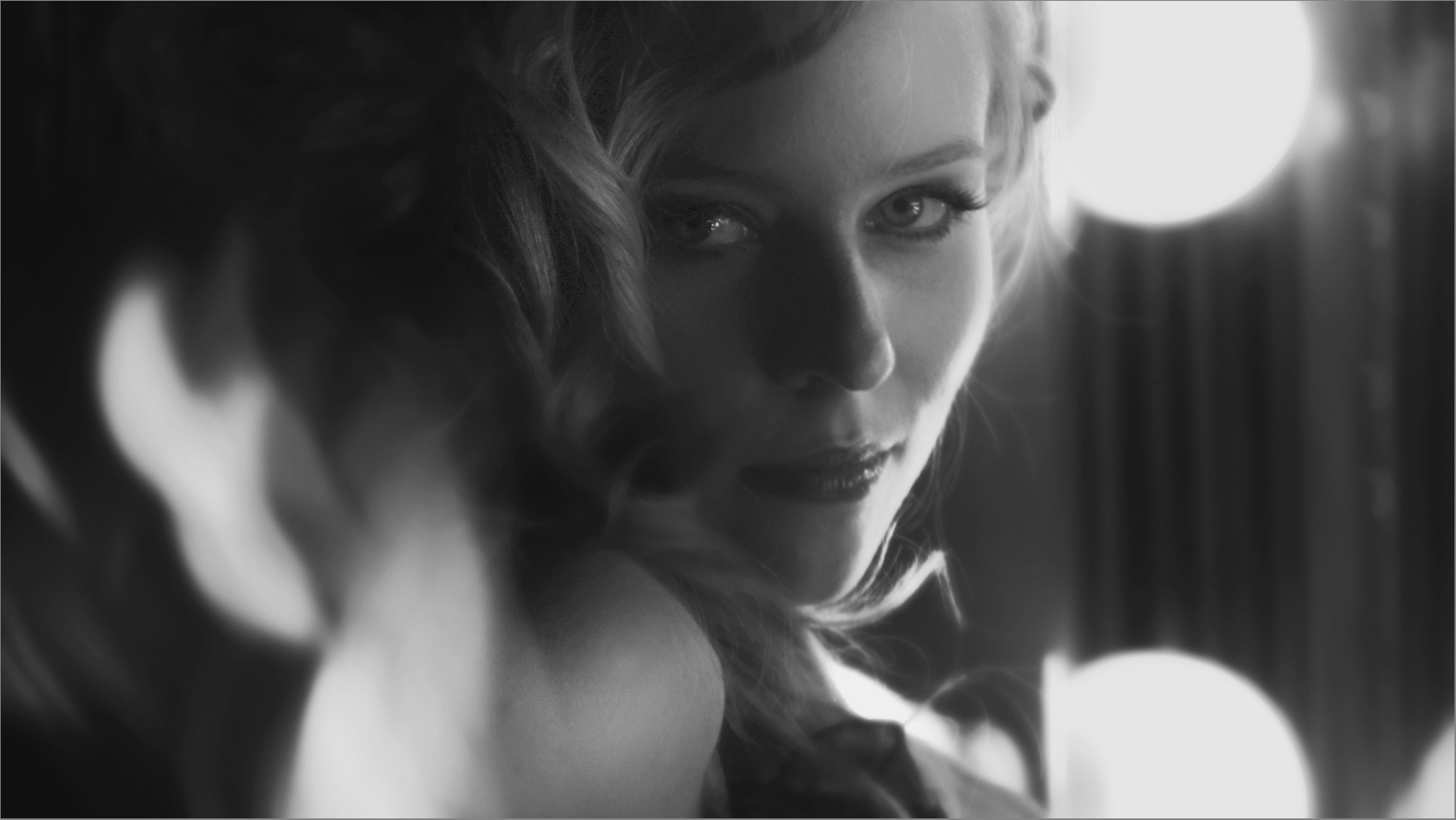 Старе кіно Black and White Square Composition Photography Make-Up Beauty Applying Brush Fashion Glamour Human Face Young Women Beautiful Woman Lifestyles