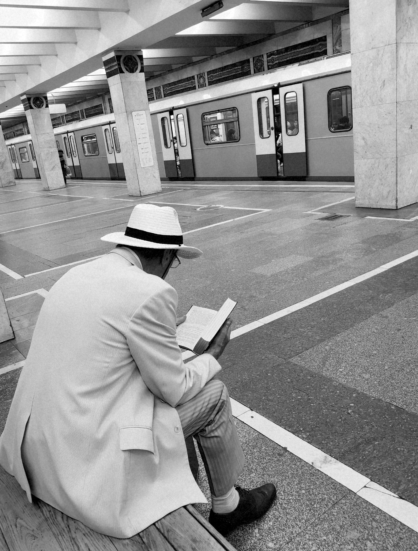 Жанровая зарисовка Метрополитен
