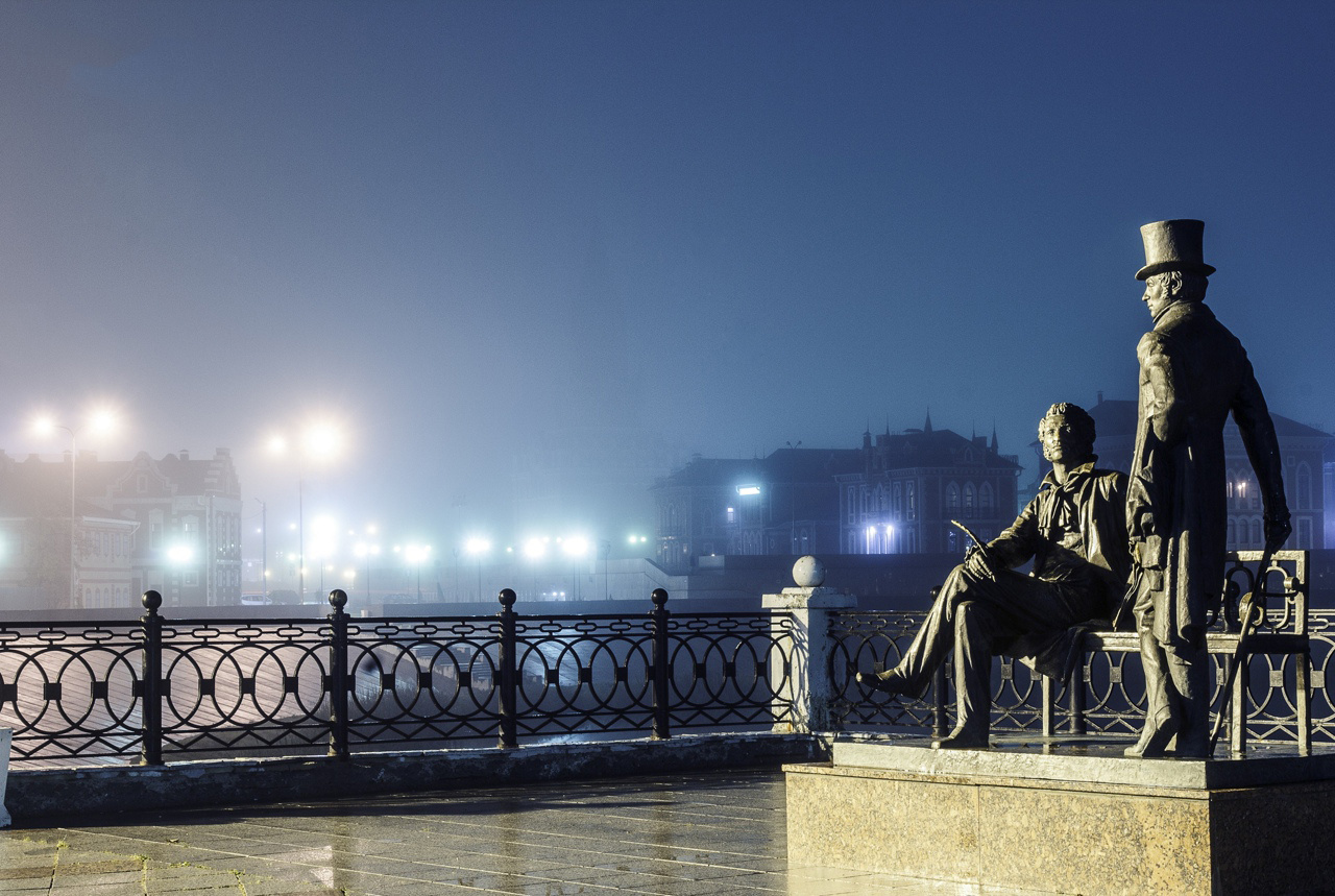 Поговорим о жизни памятник скульптура в тумане бенон гранит.люди достояние Пушкин