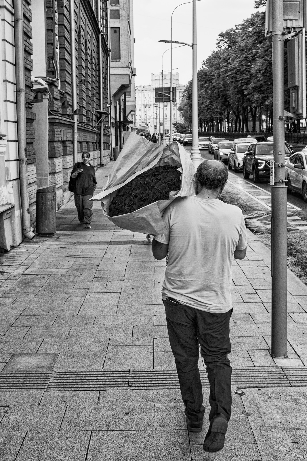 Любви все возрасты... чб черно-белое стрит цветы букет розы люди москва монохром
